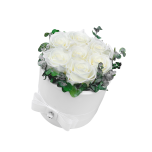 7 valget roosi eukalüptiga valges keraamilises vaasis