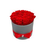 13 punast roosi helehallis keraamilises vaasis