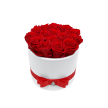 13 punast roosi valges keraamilises vaasis