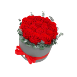15 punast roosi hallis keraamilises vaasis eukalüptiga
